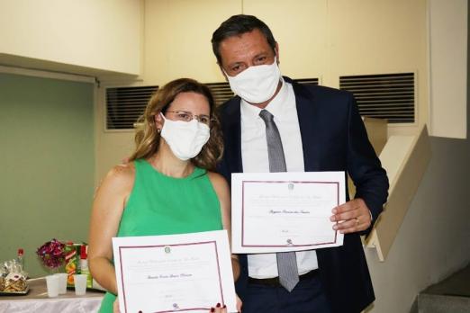 prefeito e vice mostram diplomas #paratodosverem