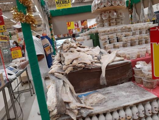 pedaços de peixe expostos em mercado #paratodosverem 