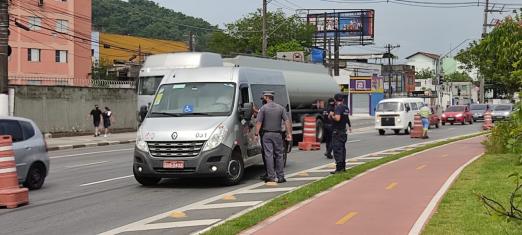 policial e guarda atuam em bloqueio #paratodosverem 