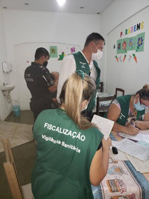 fiscais analisam documentos do local #paratodosverem 
