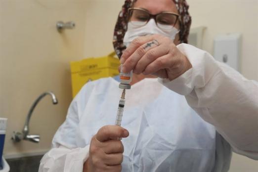 enfermeira prepara vacina com seringa #paratodosverem 