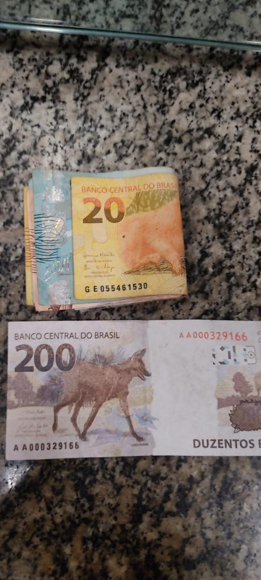 Cédula de vinte e embaixo cédula de duzentos falsa #paratodosverem