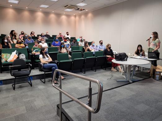 Pessoas no auditório sentadas #paratodosverem