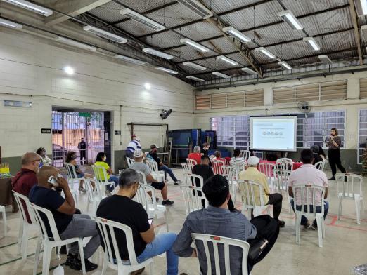 pessoas na audiência sentadas no auditório #paratodosverem 