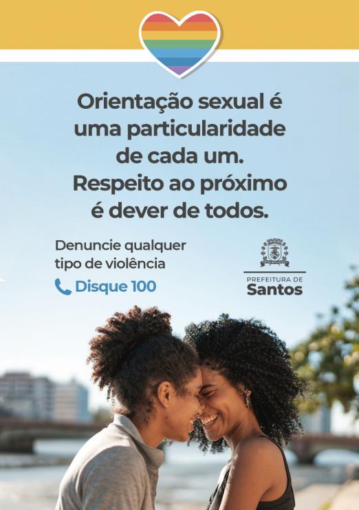 folder com duas mulheres com rosto próximo e praia ao fundo #paratodosverem