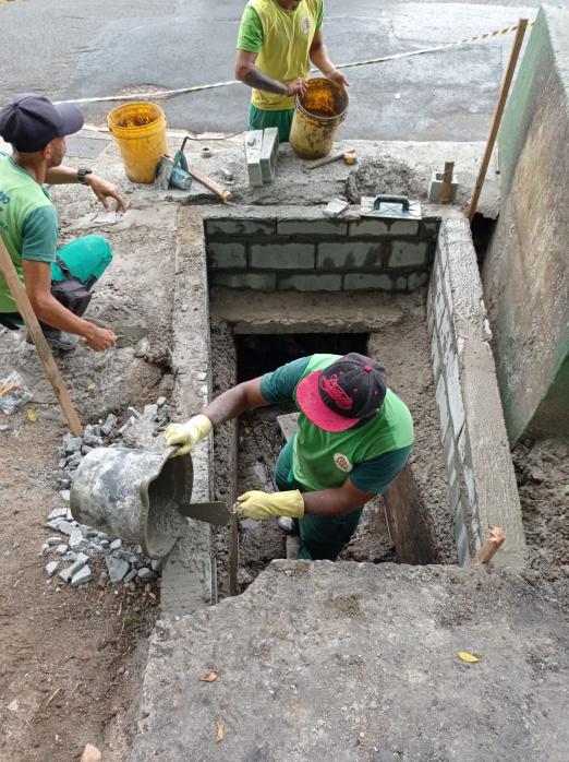 trabalhador realiza obras dentro de caixa de contenção na via #paratodosverem
