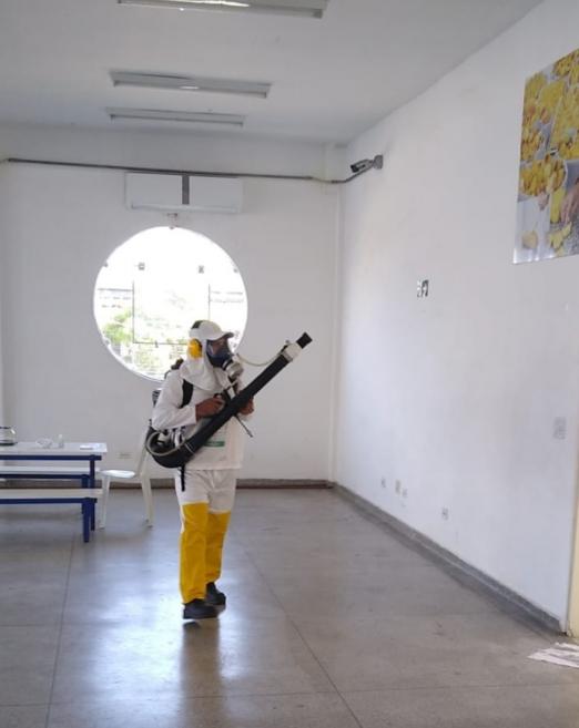 agente joga inseticida em imóvel #paratodosverem