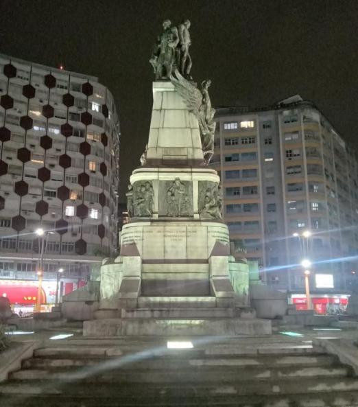 monumento iluminado na praça #paratodosverem