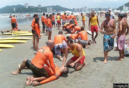 surfistas na praia aprendem noções de primeiros-socorros com bombeiros #paratodosverem