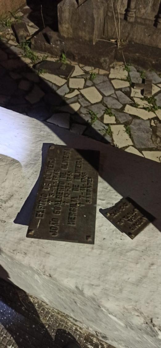 placas furtadas do cemitério #paratodosverem