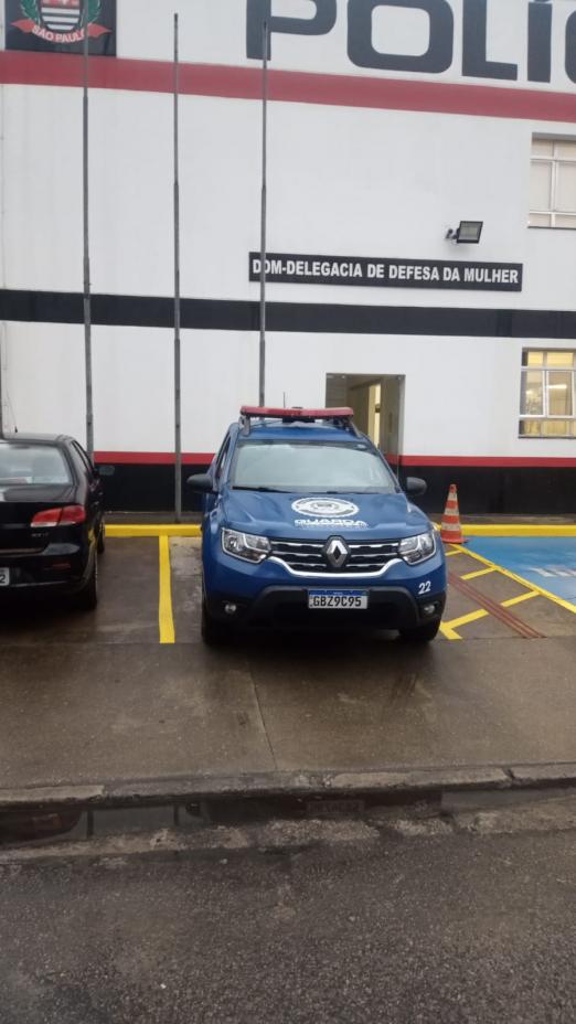 viatura da guarda parada na porta de delegacia