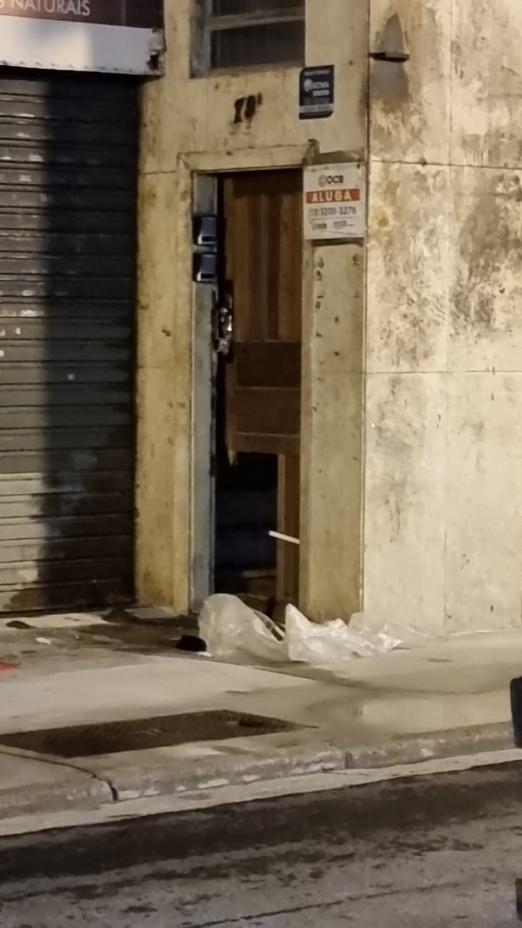 porta de estabelecimento danificada. #paratodosverem