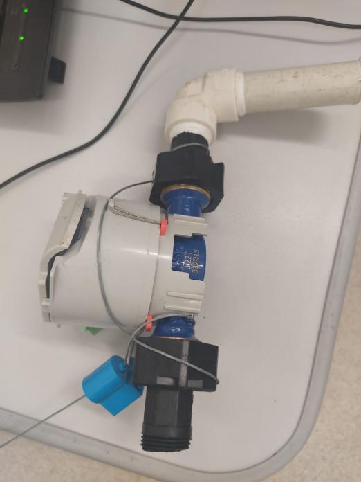 hidrômetro está sobre uma mesa. #paratodosverem