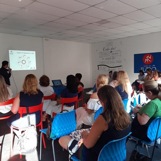 pessoas reunidas em auditório #paratodosverem 