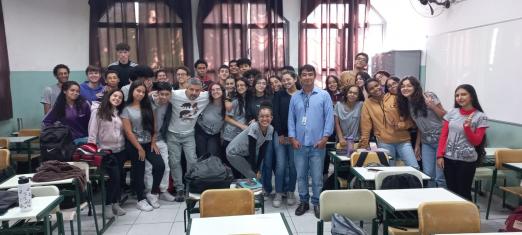 alunos reunidos na sala #paratodosverem 