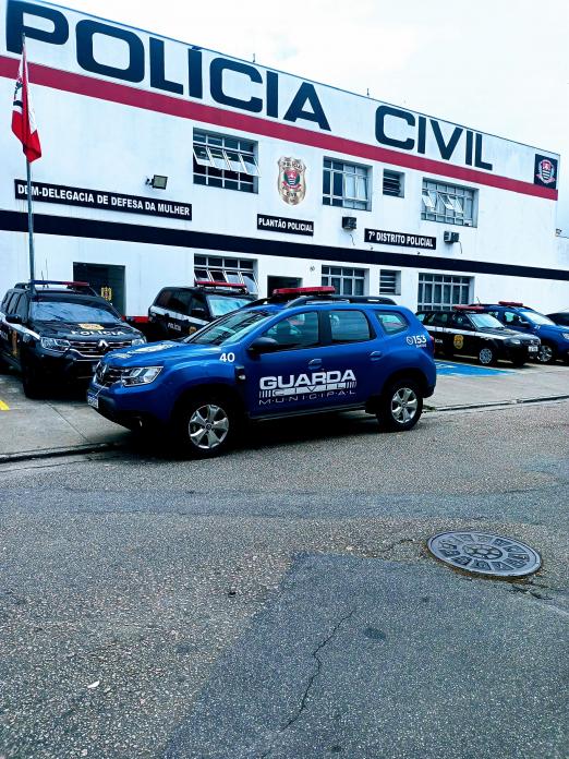 viatura da gcm parada diante de distrito policial. #paratodosverem 