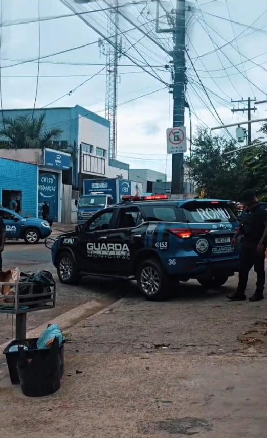 viatura da guarda municipal em frente a ferro-velho. #paratodosverem