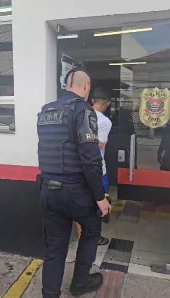 guarda municipal conduz homem algemado. #paratodosverem