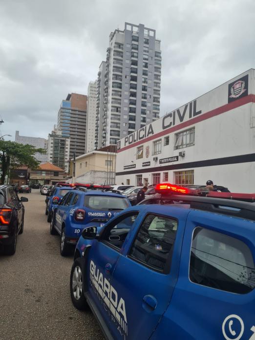 viatura da gcm em porta de delegacia. #paratodosverem