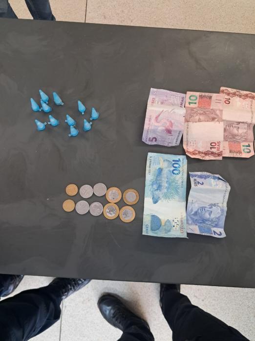 drogas e dinheiro apreendidos #paratodosverem