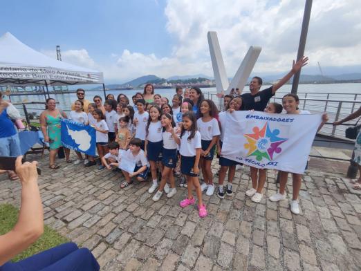 alunos mostram certificados #paratodosverem 