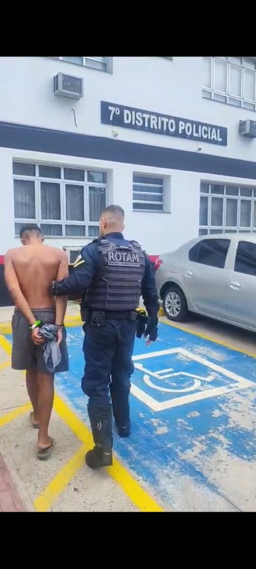 guarda conduz homem para delegacia. #paratodosverem