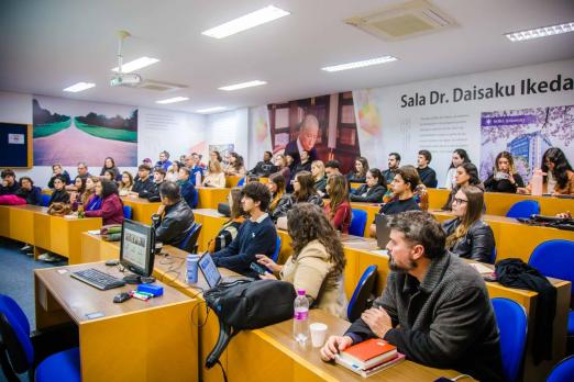 pessoas assistindo palestra #paratodosverem 