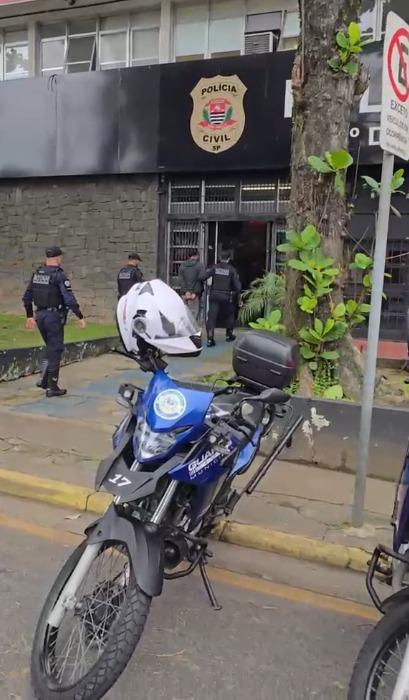 moto da guarda municipal em frente a delegacia de polícia. #paratodosverem