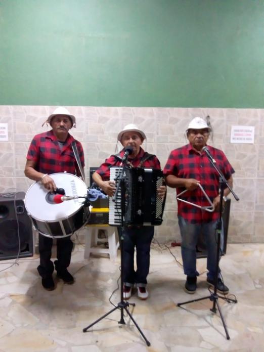 trio tocando instrumentos #paratodosverem 