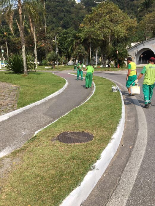 Homens trabalhando no canteiro de grama #paratodosverem