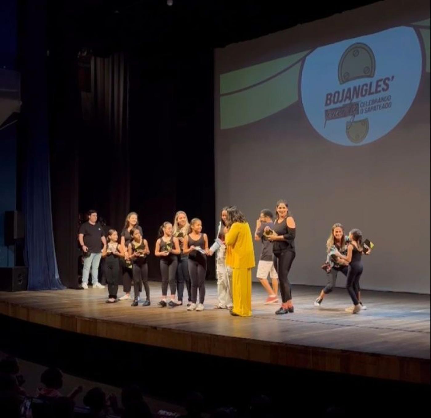 pessoas no palco #paratodosverem