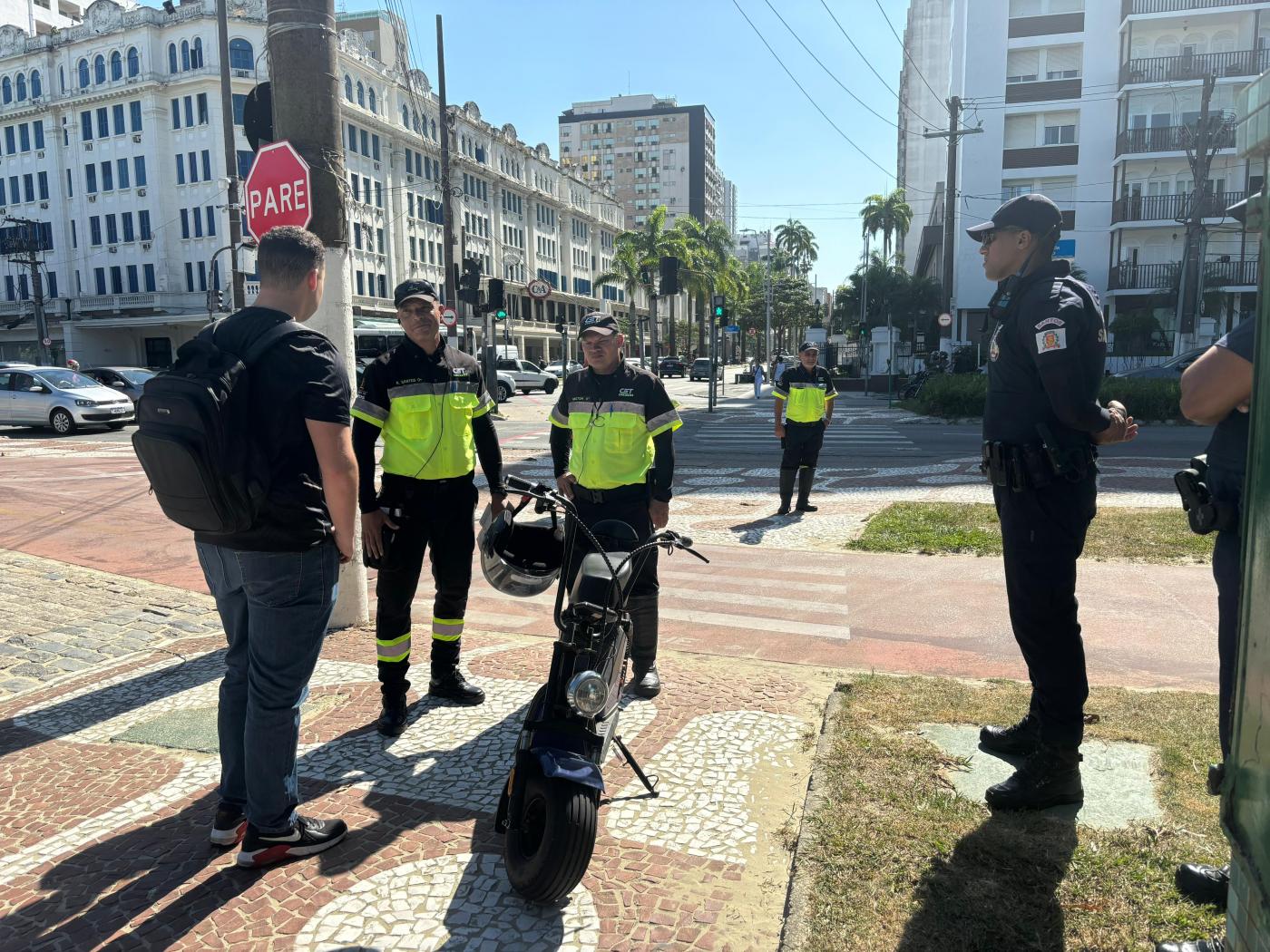 ciclista e abordado por agentes da cet e guardas #paratodosverem 