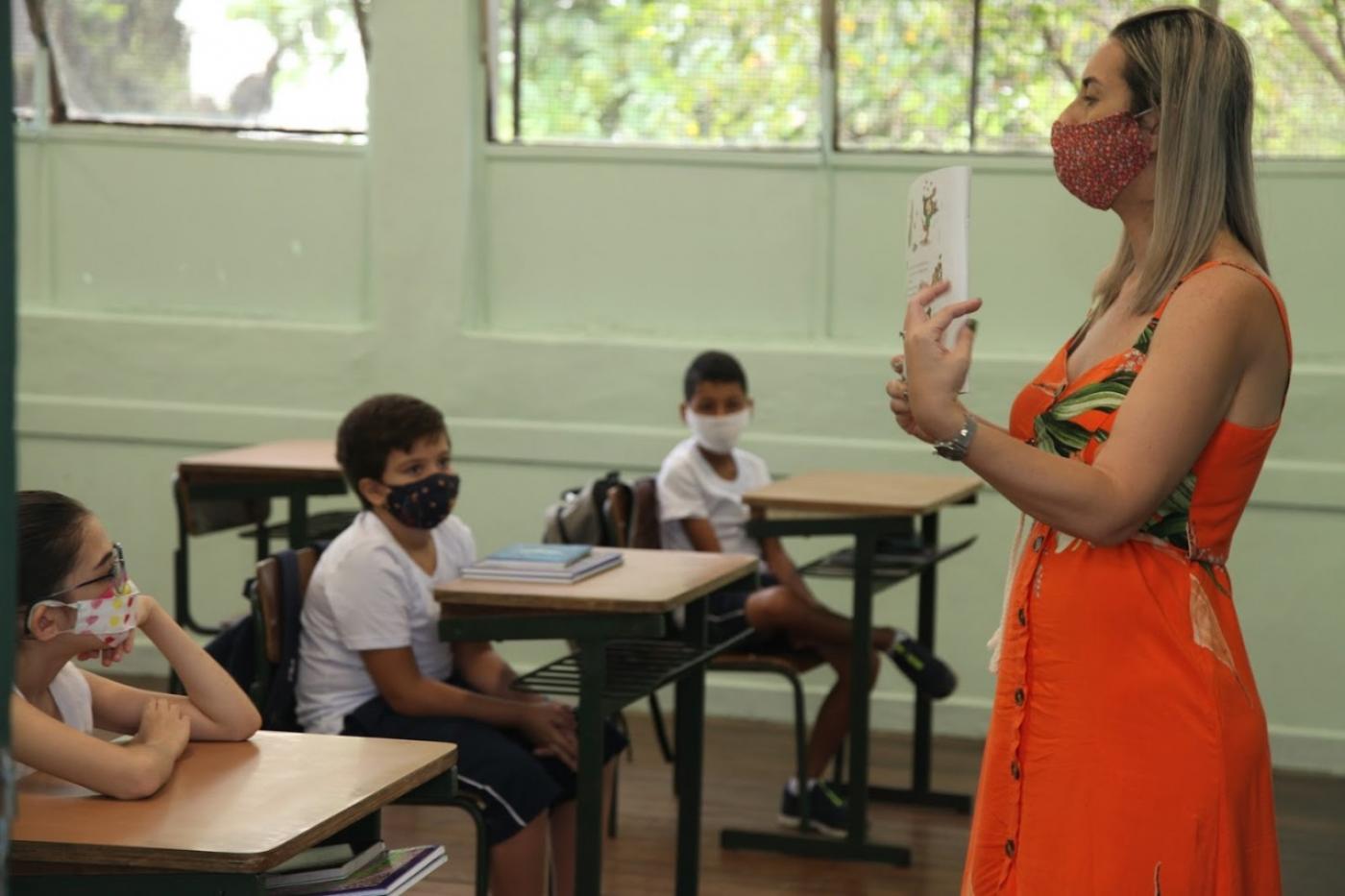 professsora dá aula para alunos #paratodosverem 