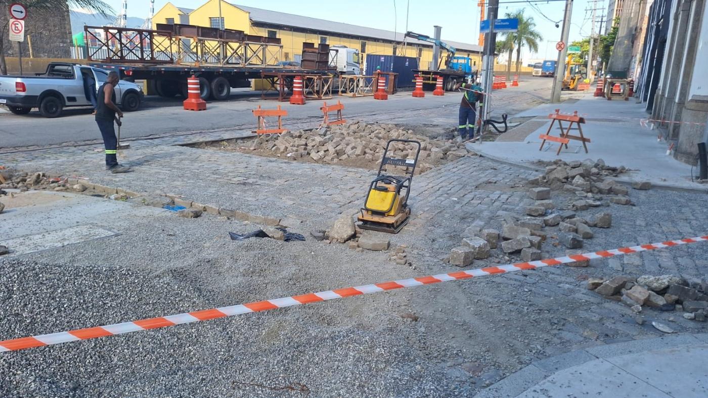 piso de paralelepído é removido de trecho de pavimento. #paratodosverem 