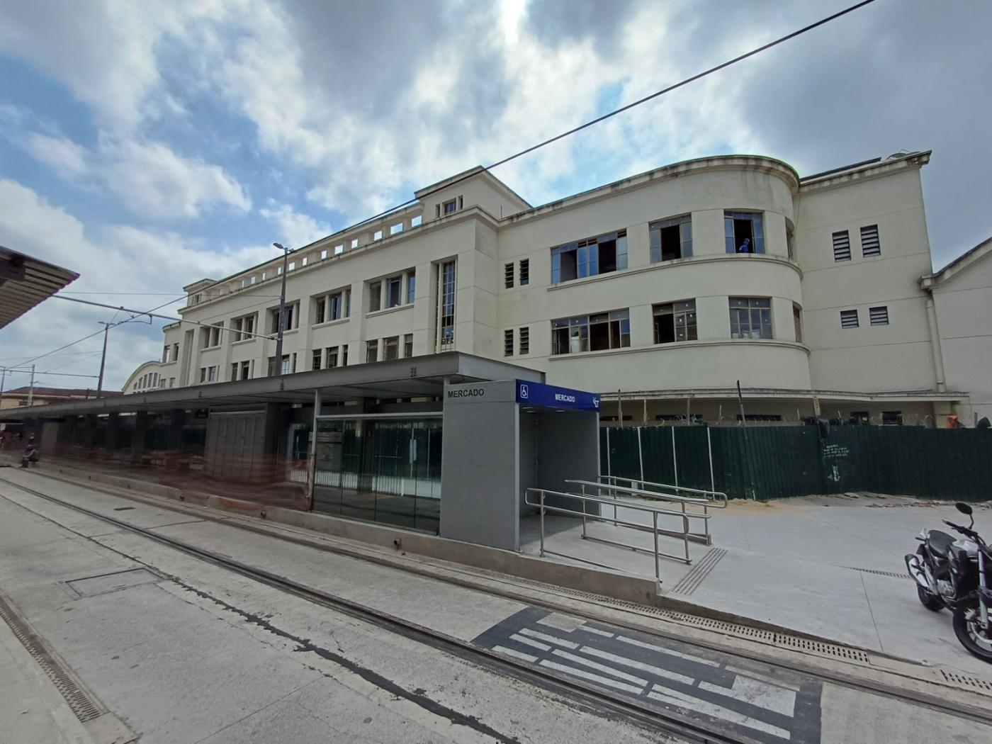 fachada do mercado com trilhos do vlt passando à frente