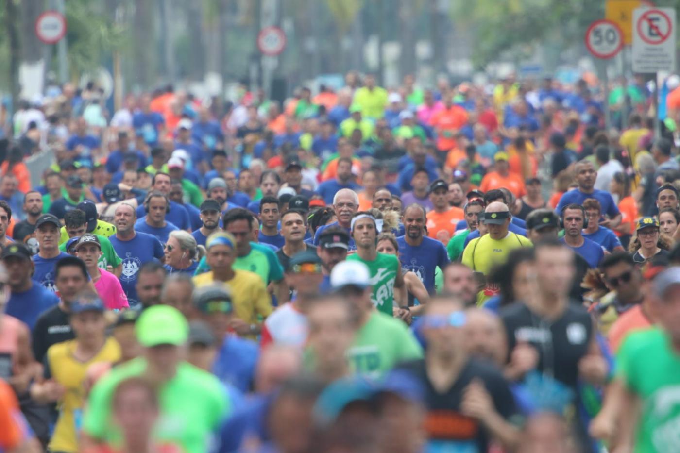 Centenas de atletas correm por rua de Santos. #paratodosverem