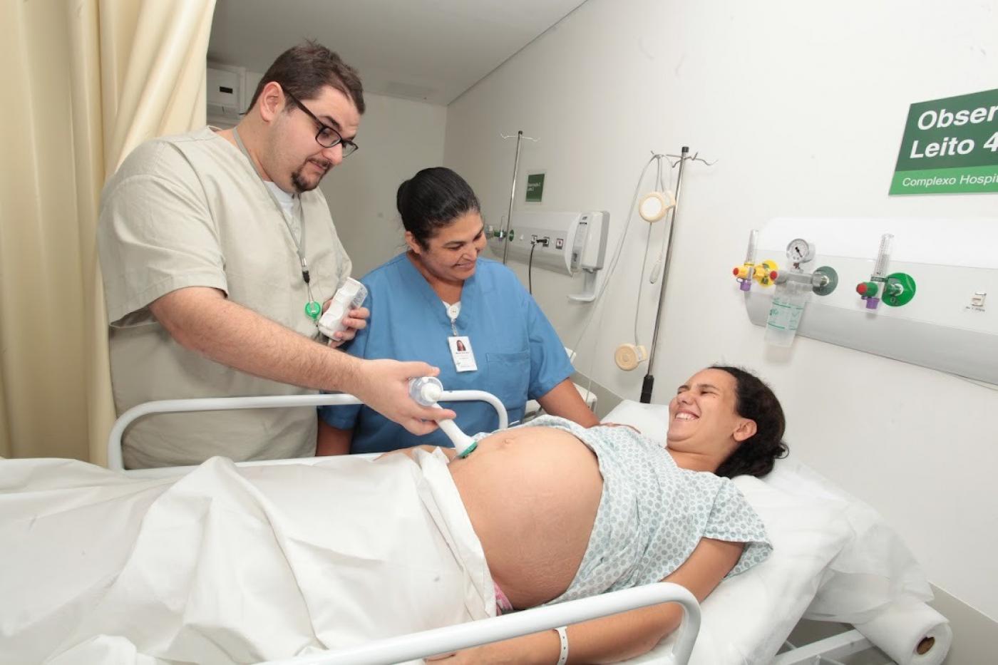 grávida passa por exame no hospital #paratodosverem 