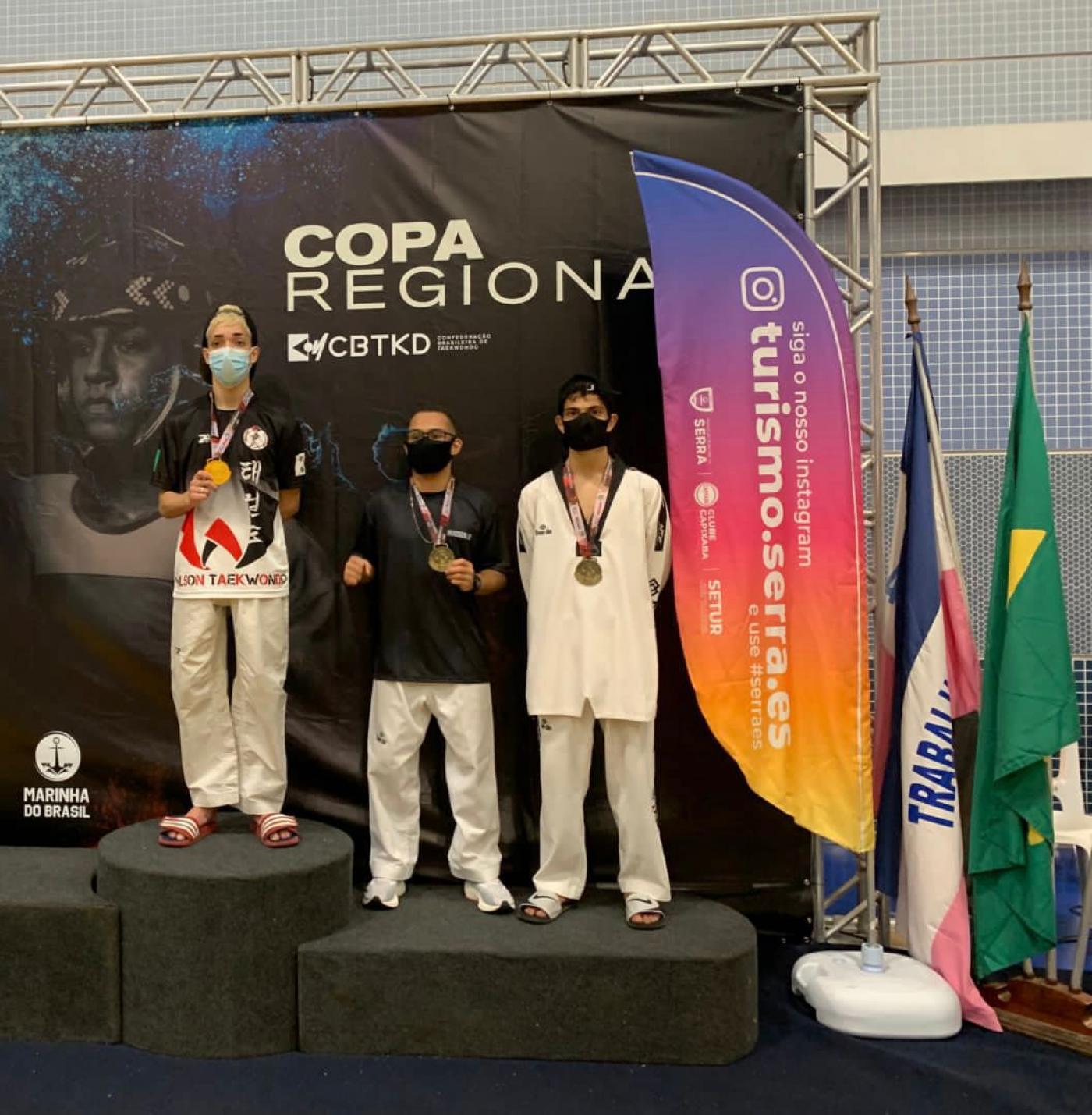 Atletas com medalha no pódio #paratodosverem