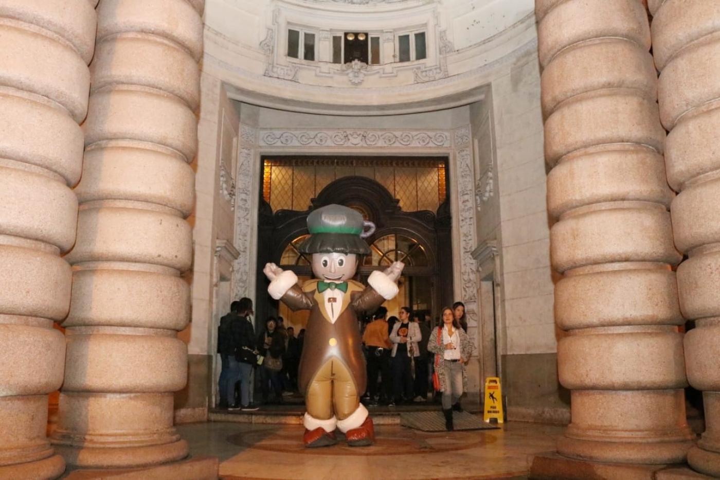 O mascote do festival na entrada do Museu do Café. #Pracegover