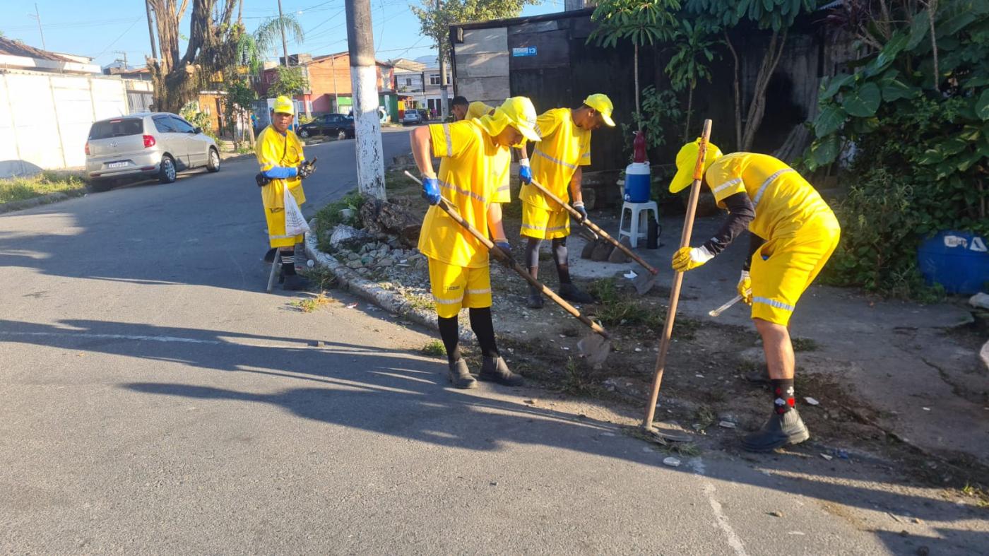 homens uniformizados removem mato de sarjeta. #paratodosverem 
