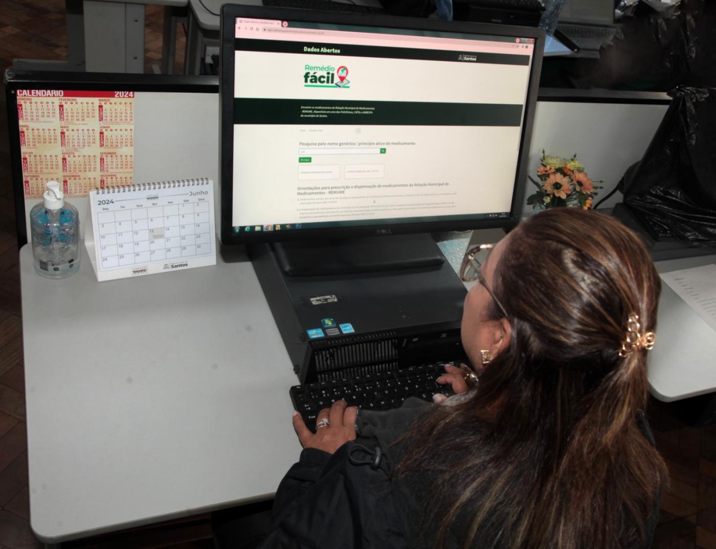mulher acessando computador #paratodosverem 