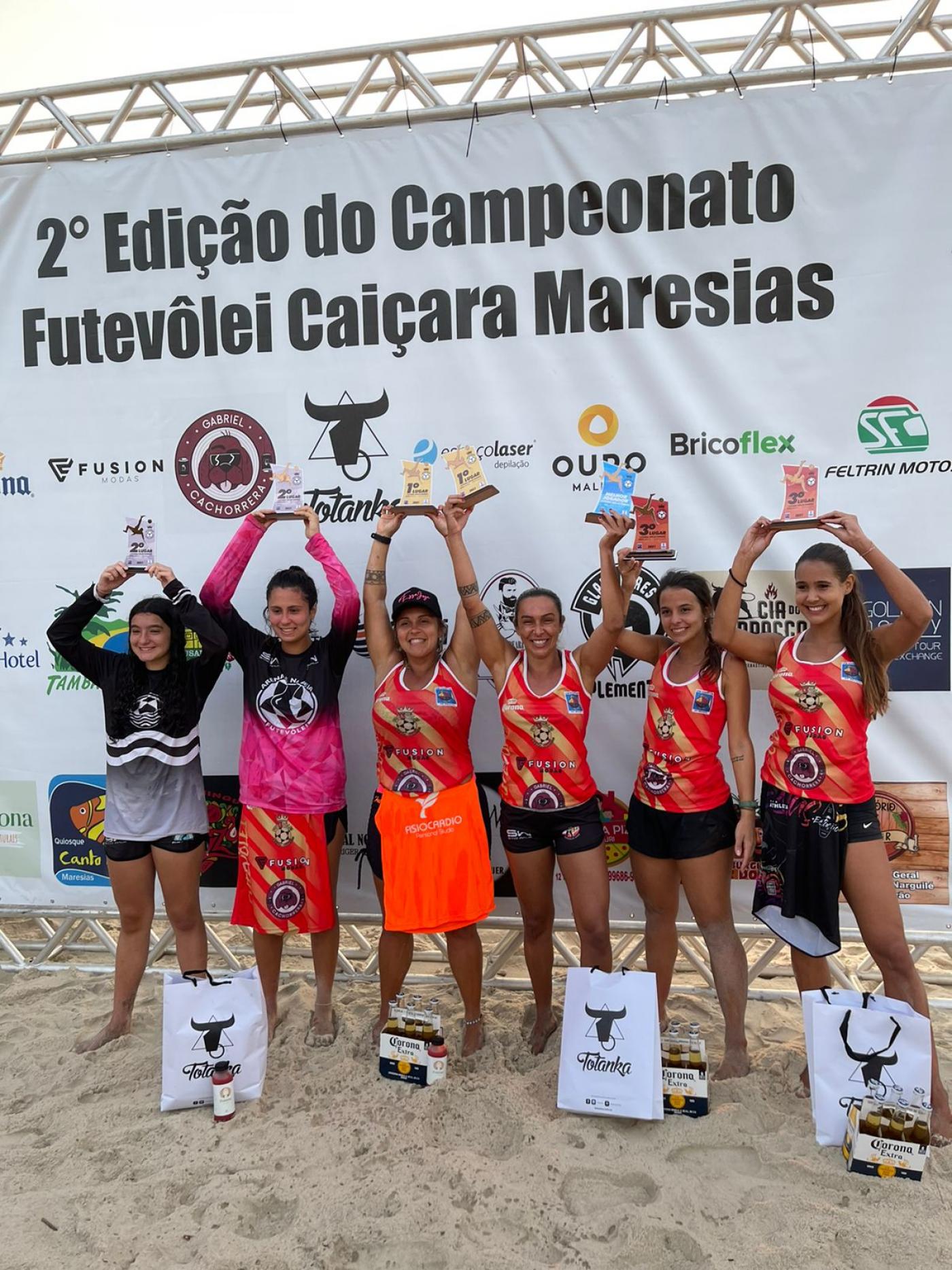 Atletas de futevolei levantam troféus #paratodosverem