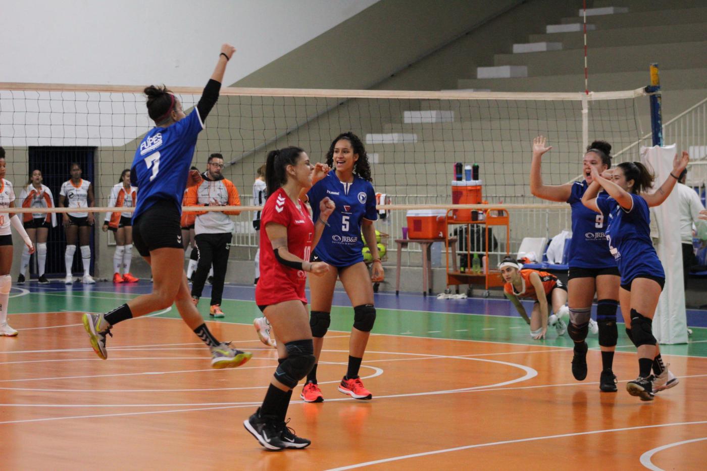 Meninas comemoram ponto no jogo #paratodosverem