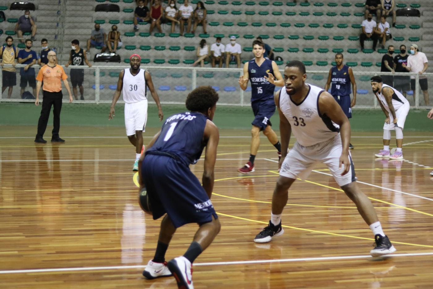 jogadores em ação na quadra #paratodosverem
