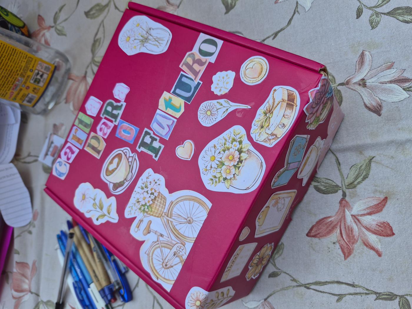 caixa enfeitada com colagens #paratodosverem