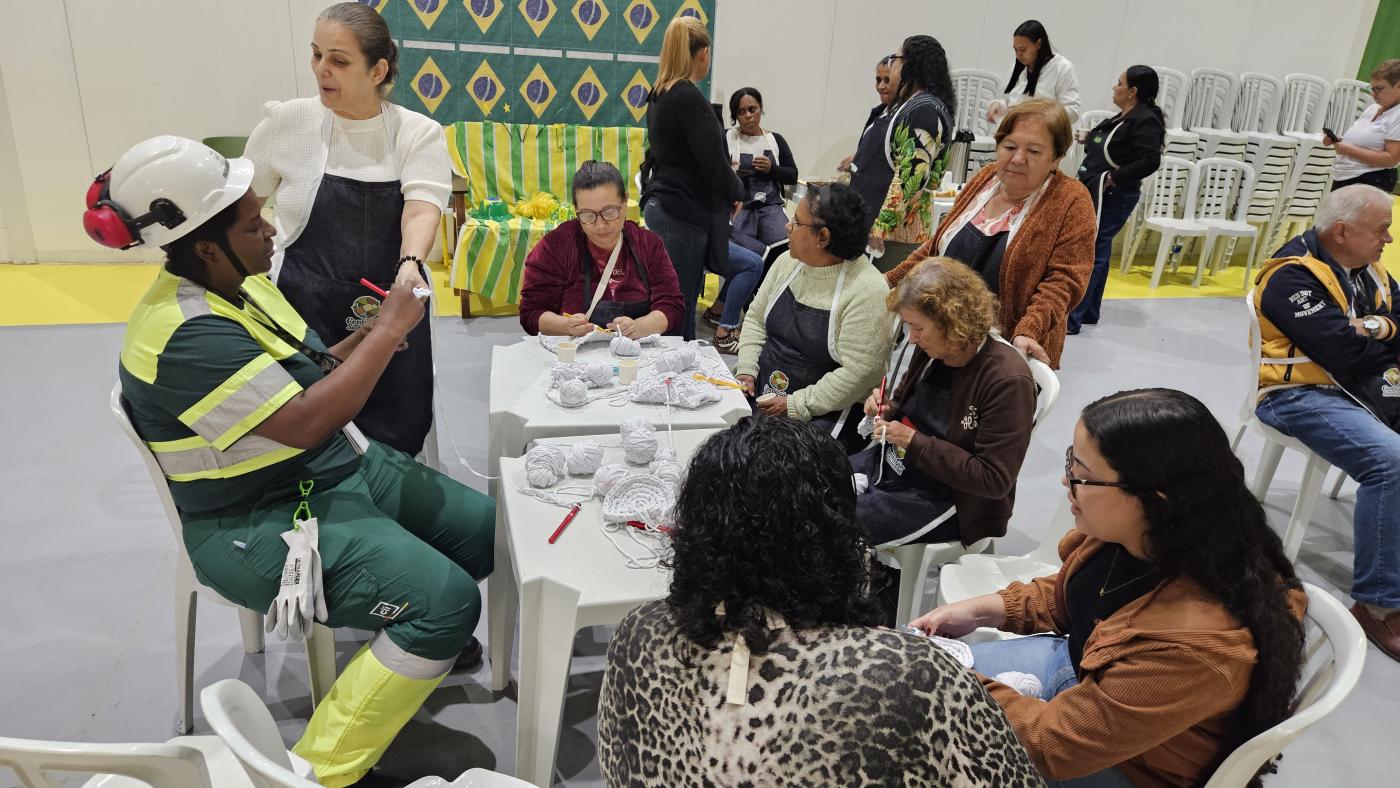 alunas demonstram produtos reciclados #paratodosverem 