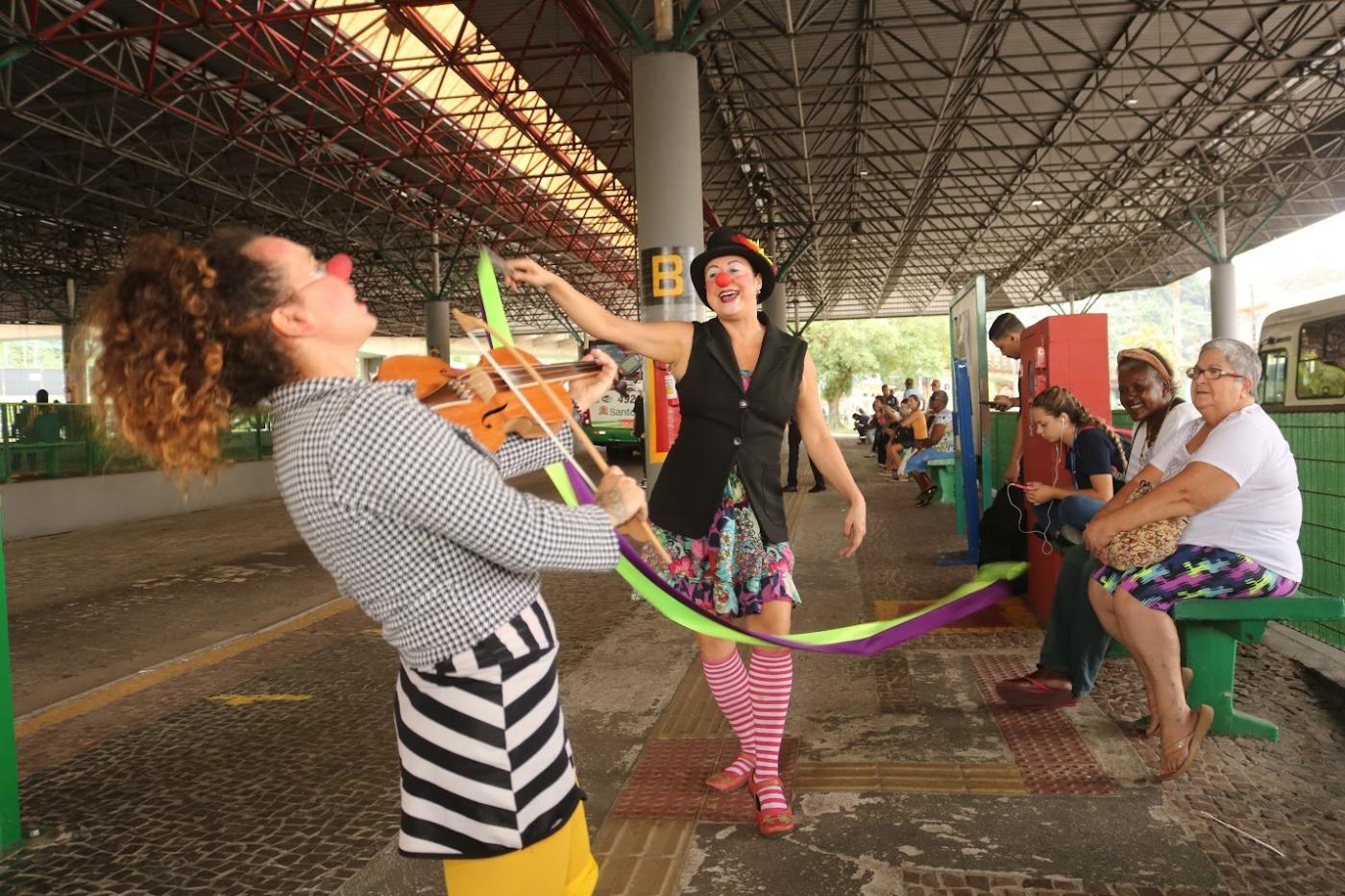 artistas fazem performance de circo #paratodosverem 
