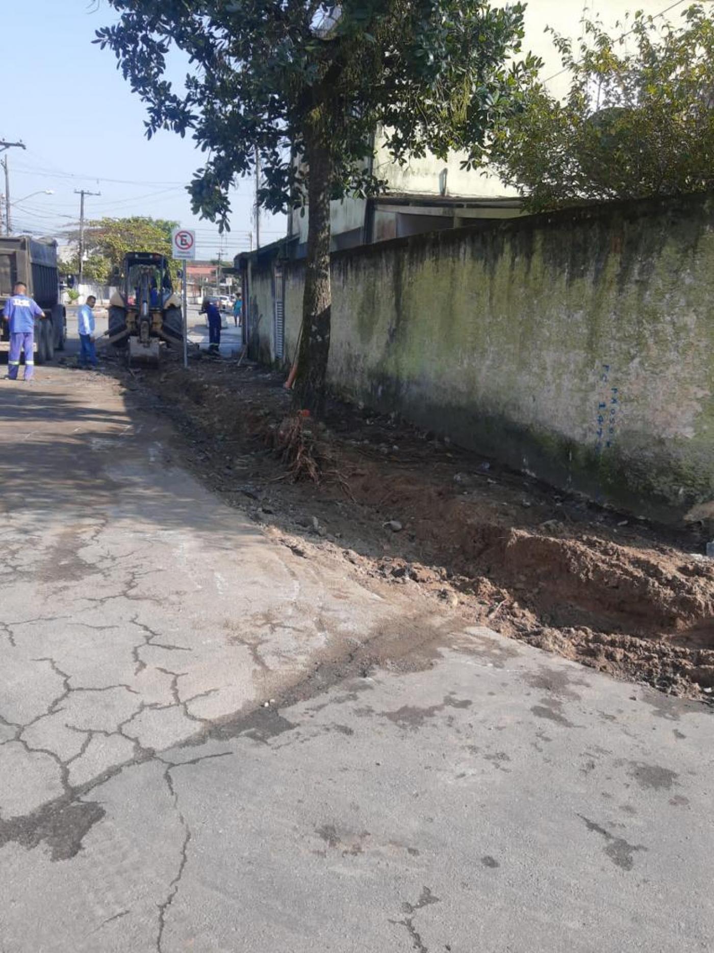 rua com calçada à direita da foto quebrada. #paratodosverem 