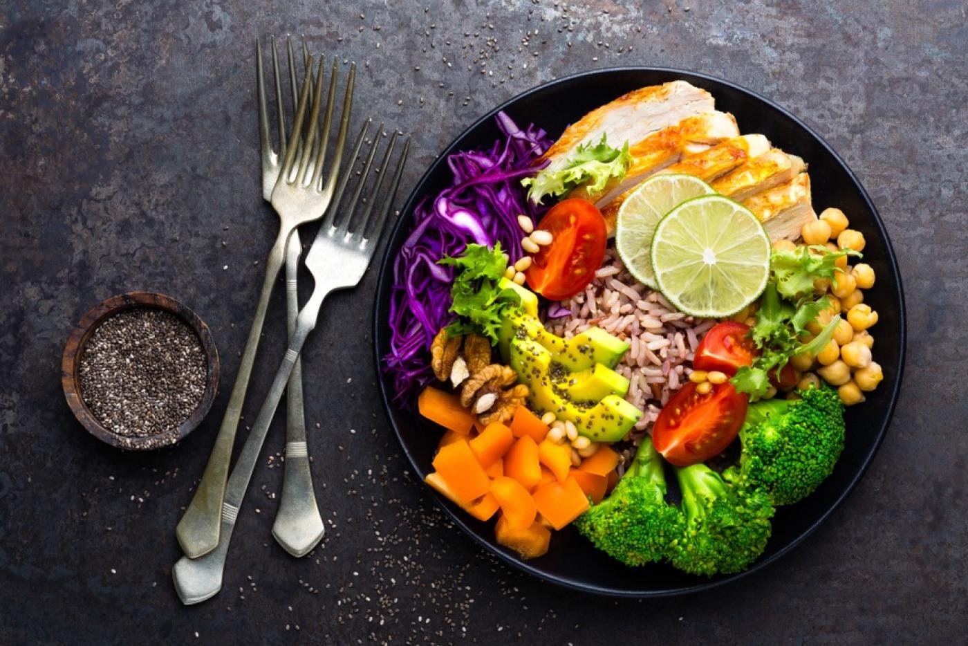 prato de comida completo com legumes, proteínas, grãos e verduras. #paratodosverem 