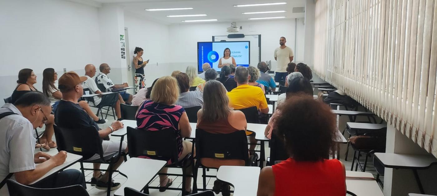alunos assistem aula em auditório. #paratodosverem